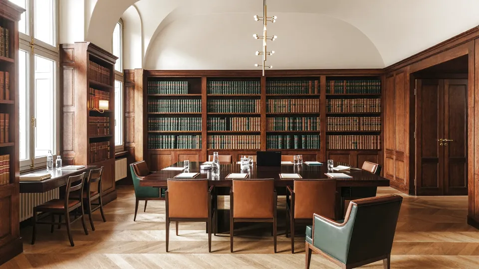 Besprechungsraum mit Bücherregalen